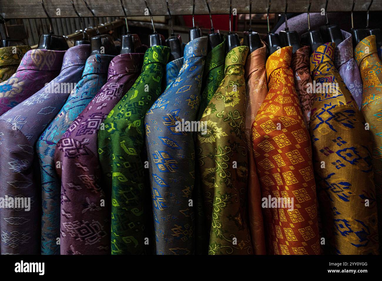 Kambodscha, Kambodscha, 28.02.2024, Phnom Penh, Street Life, zentraler Markt, Anzug Jacke, Seide, Geschäft, glänzende Farben, khmer-Design, Schneider, Kleiderbügel Stockfoto