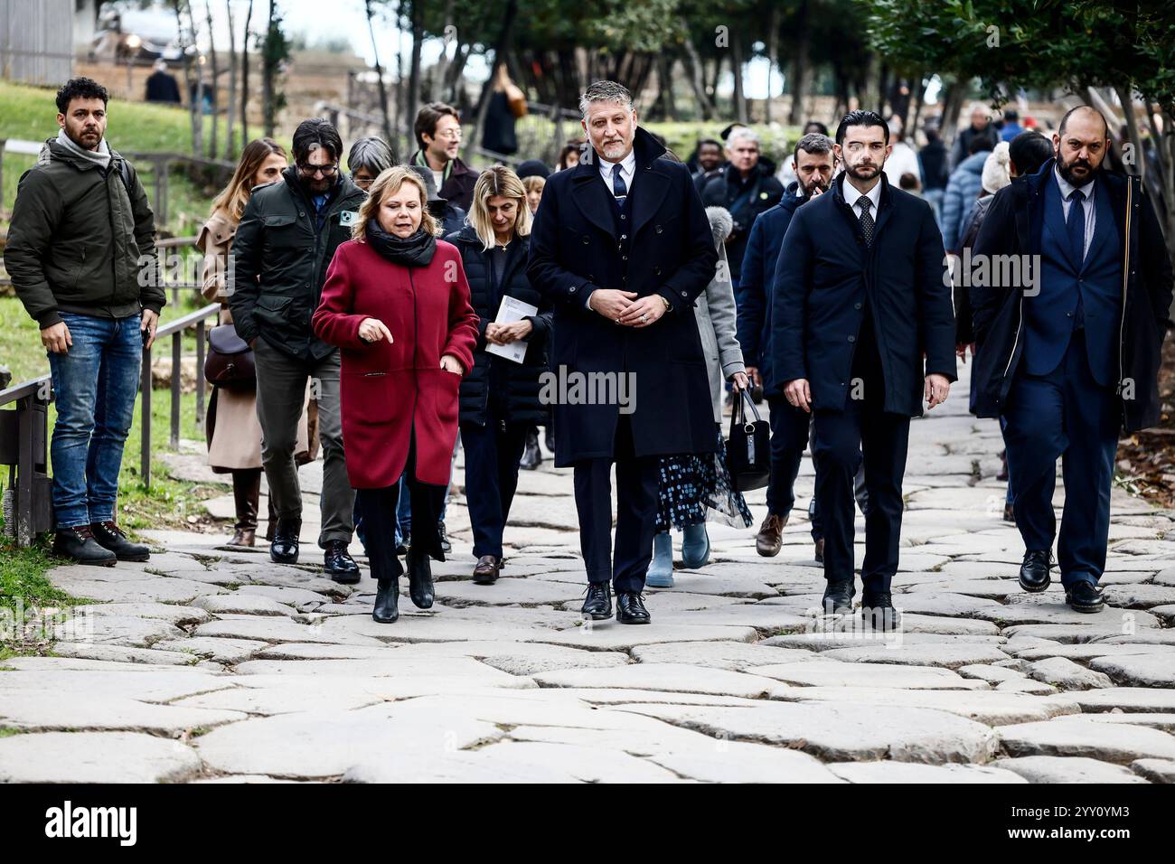 IL Ministro della Cultura Alessandro Giuli con la Direttrice del Parco Archeologico del Colosseo Alfonsina Russo all'Inaugurazione del nuovo percorso di visita dell'Horrea Piperataria all'interno dell'Area dei Fori Imperiali - Mercoled&#xec; 18. Dezember 2024 - Cronaca - (Foto di Cecilia Fabiano/Laxula) Besuch des Kulturparks in Rom#Alxula; Stockfoto