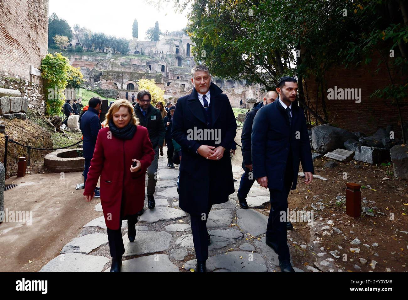 IL Ministro della Cultura Alessandro Giuli con la Direttrice del Parco Archeologico del Colosseo Alfonsina Russo all'Inaugurazione del nuovo percorso di visita dell'Horrea Piperataria all'interno dell'Area dei Fori Imperiali - Mercoled&#xec; 18. Dezember 2024 - Cronaca - (Foto di Cecilia Fabiano/Laxula) Besuch des Kulturparks in Rom#Alxula; Stockfoto
