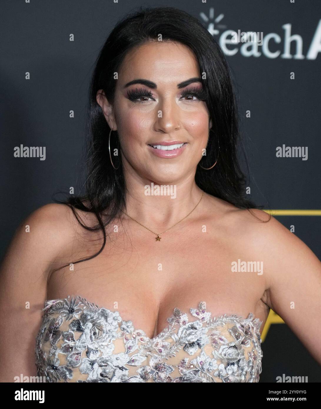 Courtney Tillia kommt bei der UNTAMED Agency AAPI Holiday Charity Gala 2024 an, die am Dienstag in Intercrew LA in Los Angeles, CA, stattfindet. Dezember 2024. (Foto: Sthanlee B. Mirador/SIPA USA) Stockfoto