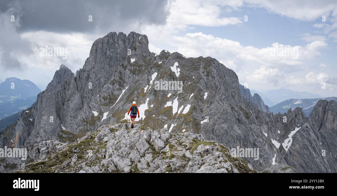 Bergsteiger mit Helm, Aufstieg zur Ackerlspitze, Wilder Kaiser, Kaisergebirge, Tirol, Österreich, Europa Stockfoto