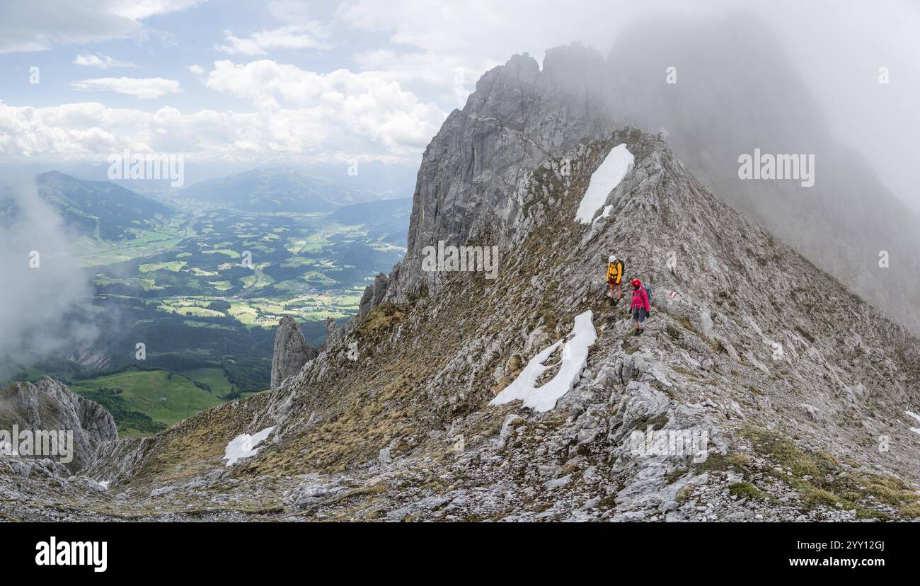 Zwei Bergsteiger mit Helmen in den Bergen im Nebel, Wilder Kaiser, Kaisergebirge, Tirol, Österreich, Europa Stockfoto