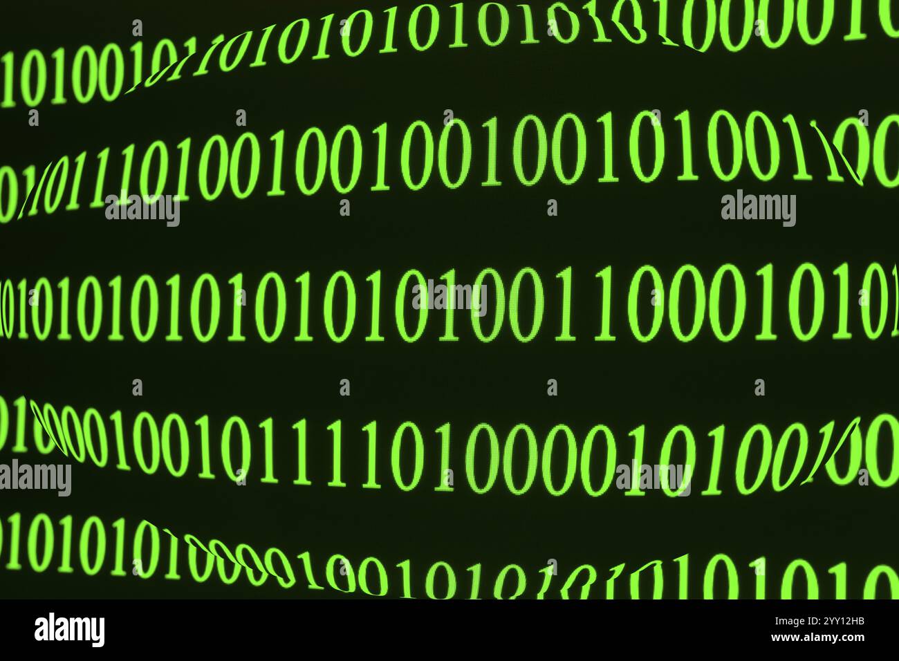 Gekrümmter grüner Binärcode auf schwarzem Hintergrund, leicht verzerrt Stockfoto