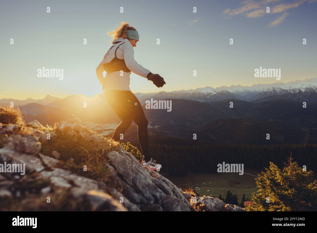 Trailrunning im Herbst auf dem Jochberg am Walchensee vor herrlicher Kulisse der Alpen, Bayern, Deutschland, Europa Stockfoto
