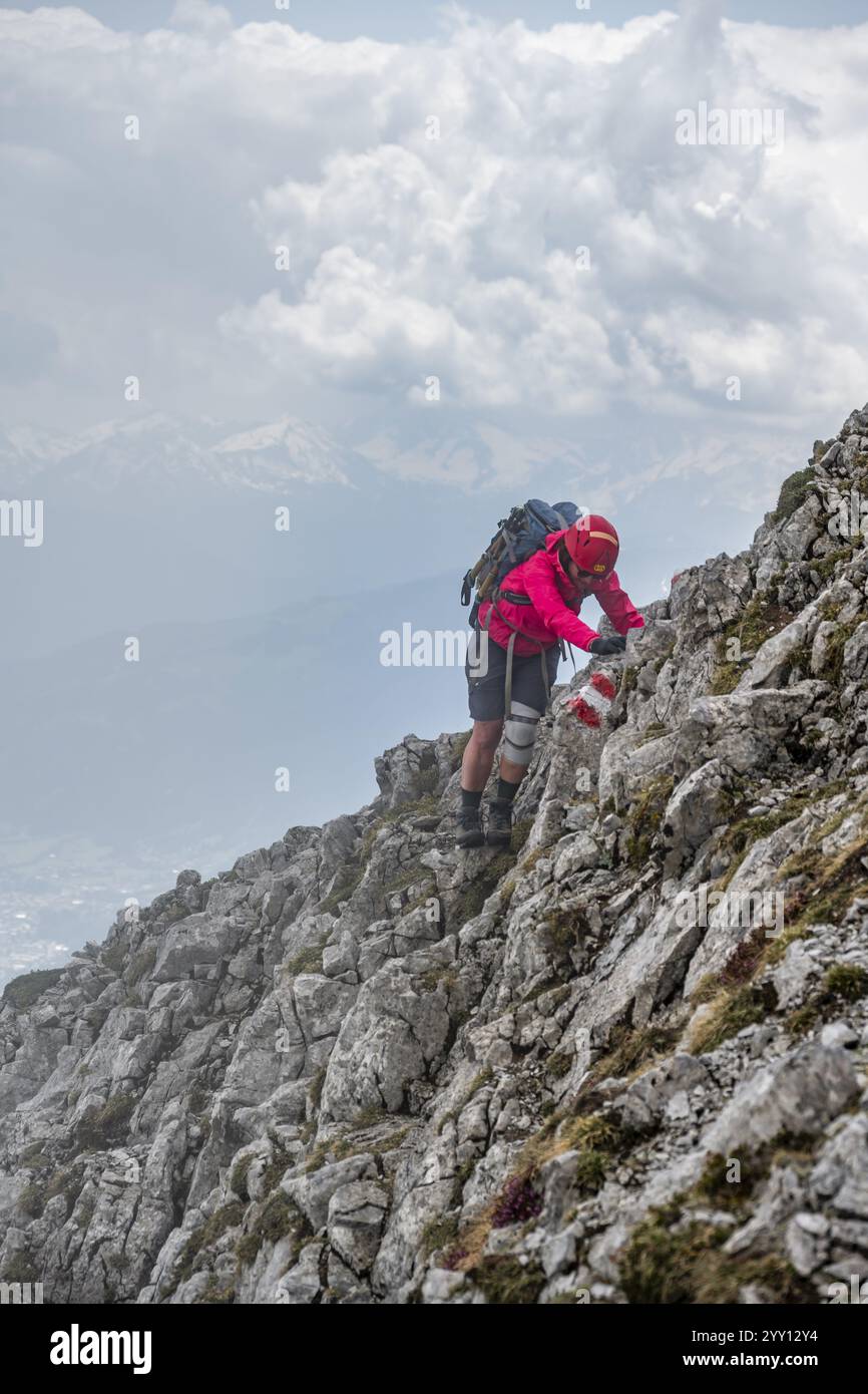 Bergsteiger mit Helm, Aufstieg zur Ackerlspitze, Wilder Kaiser, Kaisergebirge, Tirol, Österreich, Europa Stockfoto