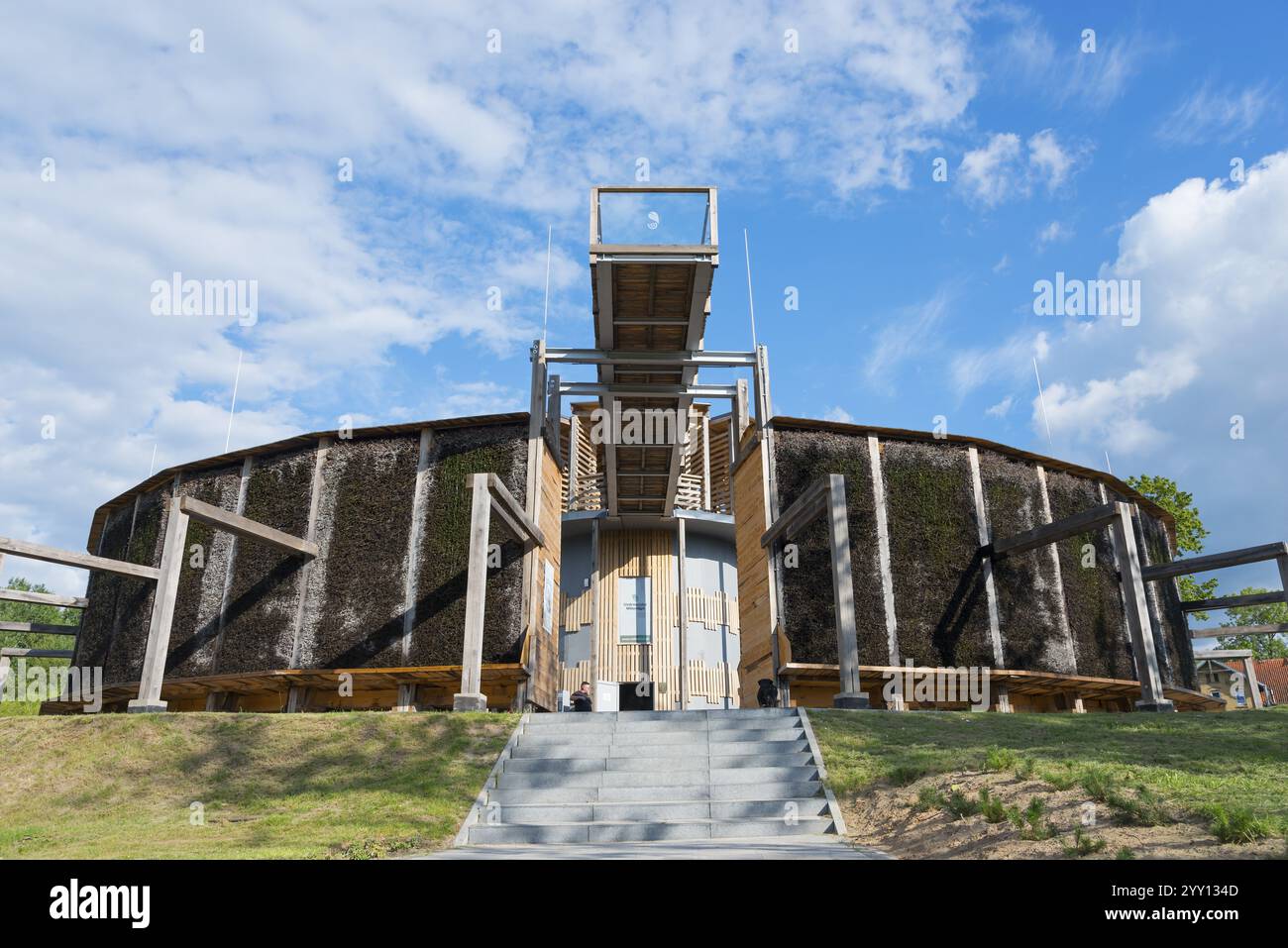 Rundes Gebäude aus Holz und Metall mit Treppen, blauem Himmel und grüner Landschaft im Hintergrund, Sole, Graduierungsturm, Kurstadt MiNomNyn, Mi Stockfoto