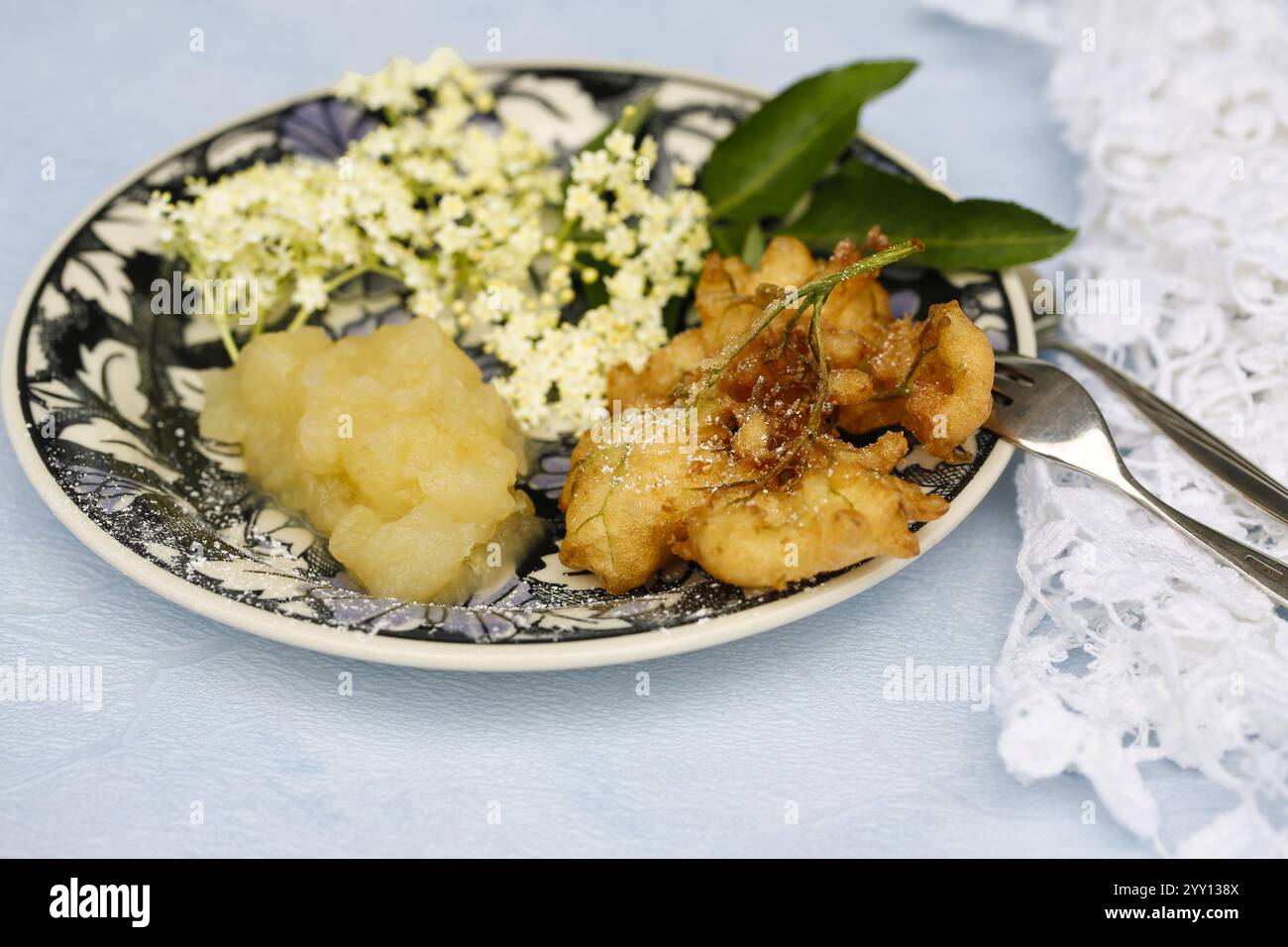 Schwäbische Küche, Holunderkuchen mit Apfelsauce, Hollerkiacherl, Holunderblüten im Gebäck, Dessert, Dessert, Fett gebacken, auf einem Teller serviert, Großmutter Stockfoto