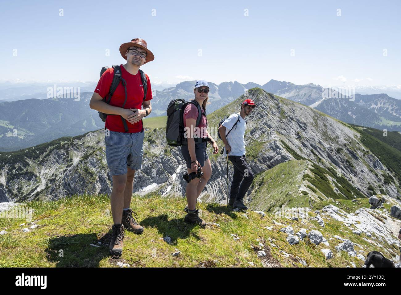 Bergsteiger auf dem Gipfelkamm des Unnuetz, Überquerung Unnuetz, Brandenberger Alpen, Tirol, Österreich, Europa Stockfoto