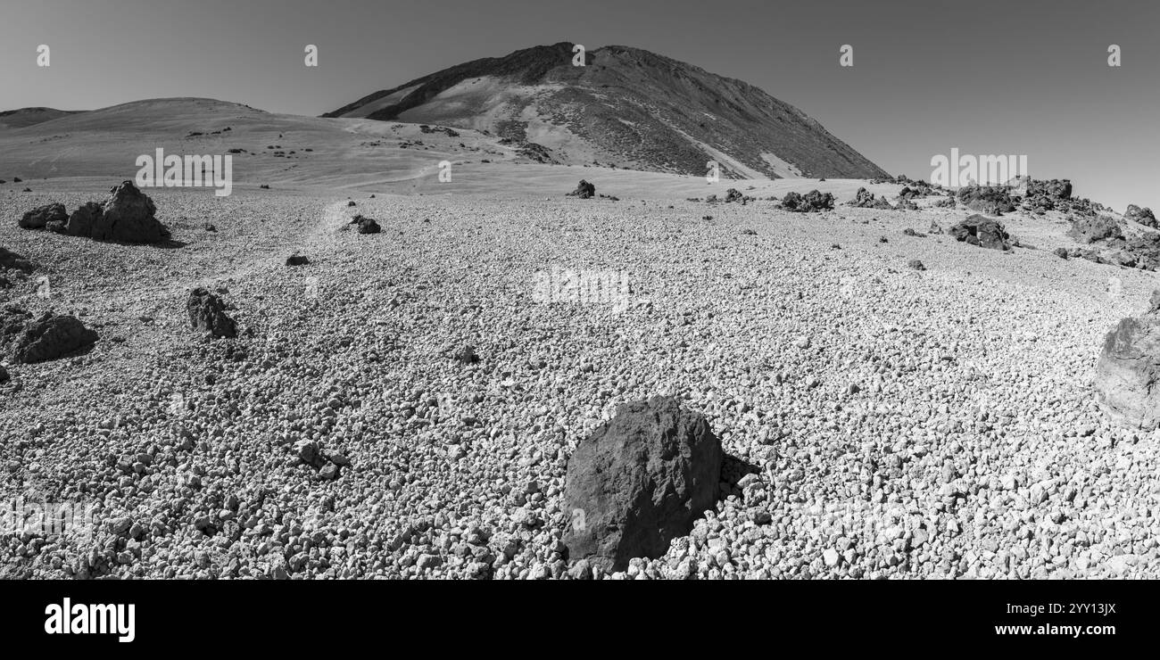 Wanderweg und Felsformationen, vulkanische Landschaft im El Teide Nationalpark, dahinter der Pico del Teide, 3715 m, Weltkulturerbe, Teneriffa, CA Stockfoto