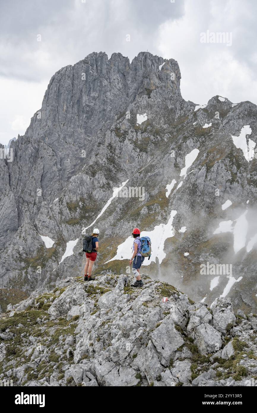 Bergsteiger mit Helm, Aufstieg zur Ackerlspitze, hinter Maukspitze, Wilder Kaiser, Kaisergebirge, Tirol, Österreich, Europa Stockfoto