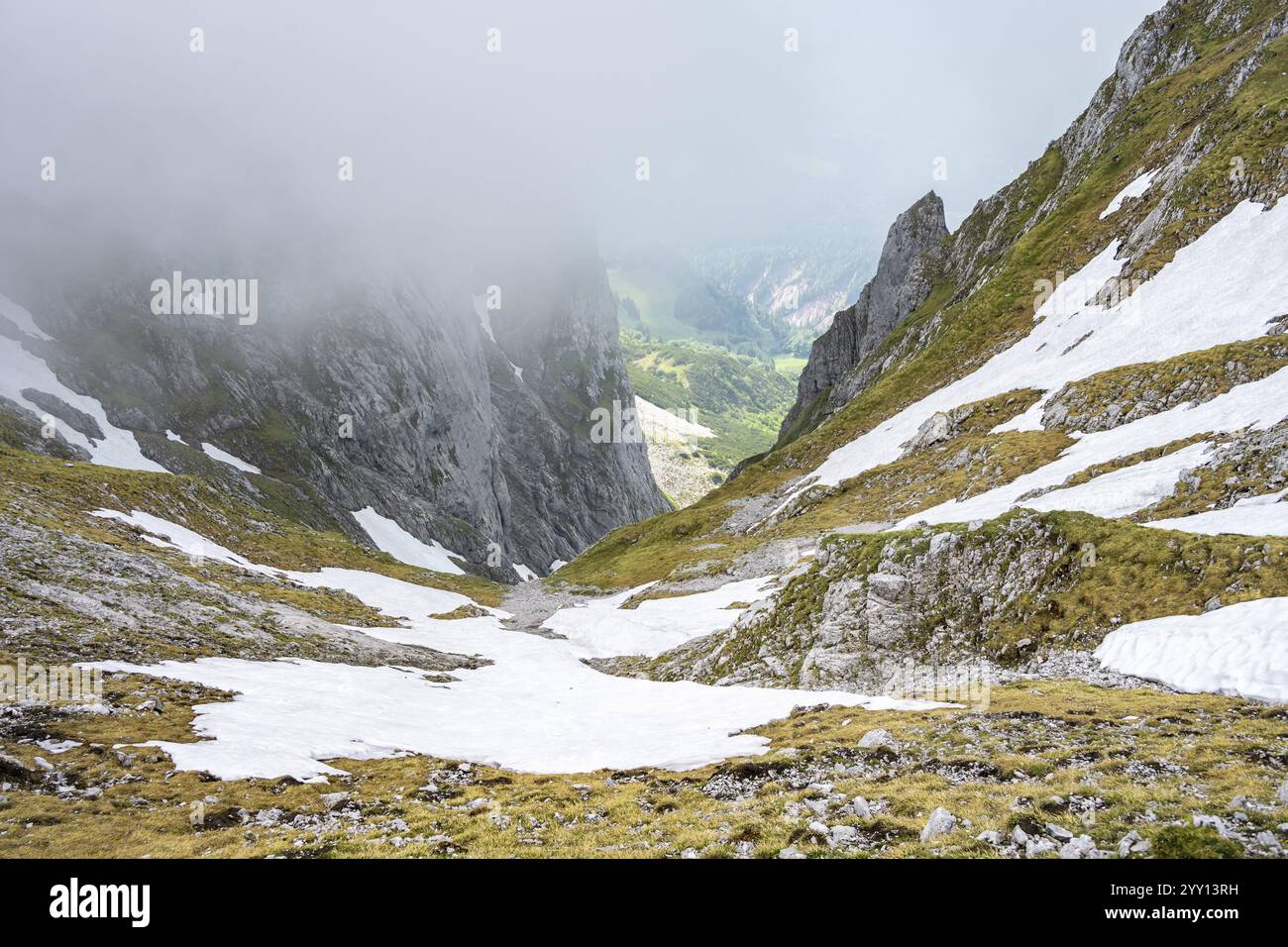 Berglandschaft, Tiefsicht beim Aufstieg zur Maukspitze, Wolken um die Berge, Wilder Kaiser, Kaisergebirge, Tirol, Österreich Stockfoto