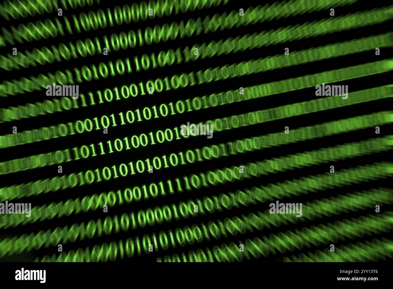 Schräger grüner Binärcode auf schwarzem Hintergrund, liefert Geschwindigkeit Stockfoto