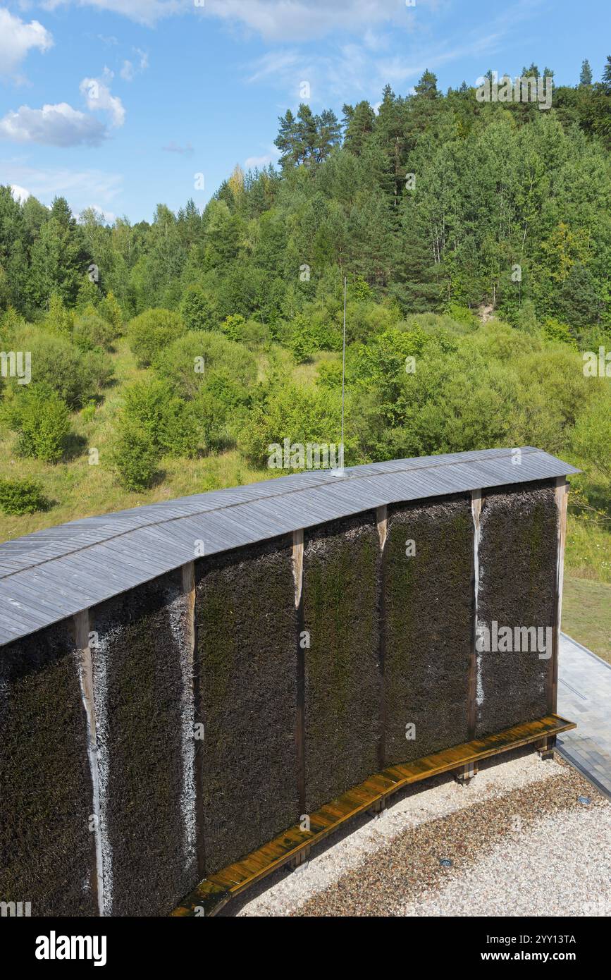 Gekrümmte Kneippmauer aus Holz inmitten einer bewaldeten Landschaft, Sole, Graduierungsturm, Kurstadt MiNomNyn, Milomlyn, Liebemehl, Ermland-Masuren, Stockfoto