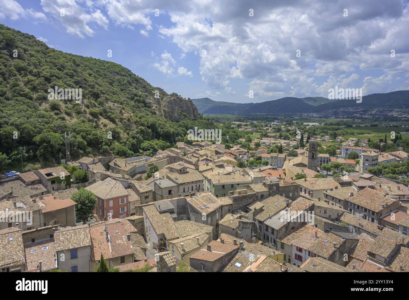 Blick auf das Dorf von den Konglomeratfelsen Les Penitents, Les Mees, Alpes-de-Haute-Provence, Frankreich, Europa Stockfoto