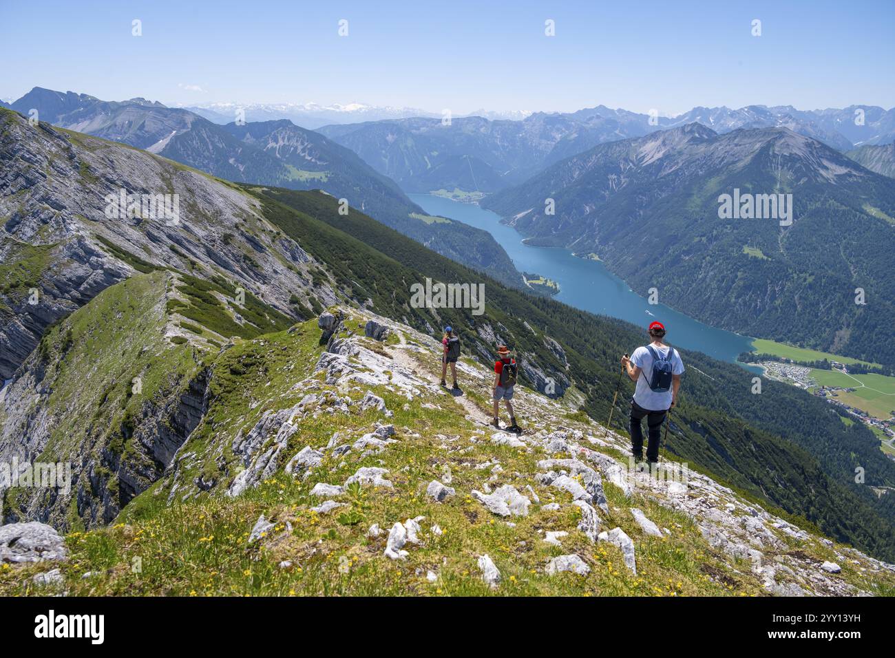 Bergsteiger auf dem Gipfelkamm des Unnuetz, Überquerung Unnuetz, Brandenberger Alpen, Tirol, Österreich, Europa Stockfoto