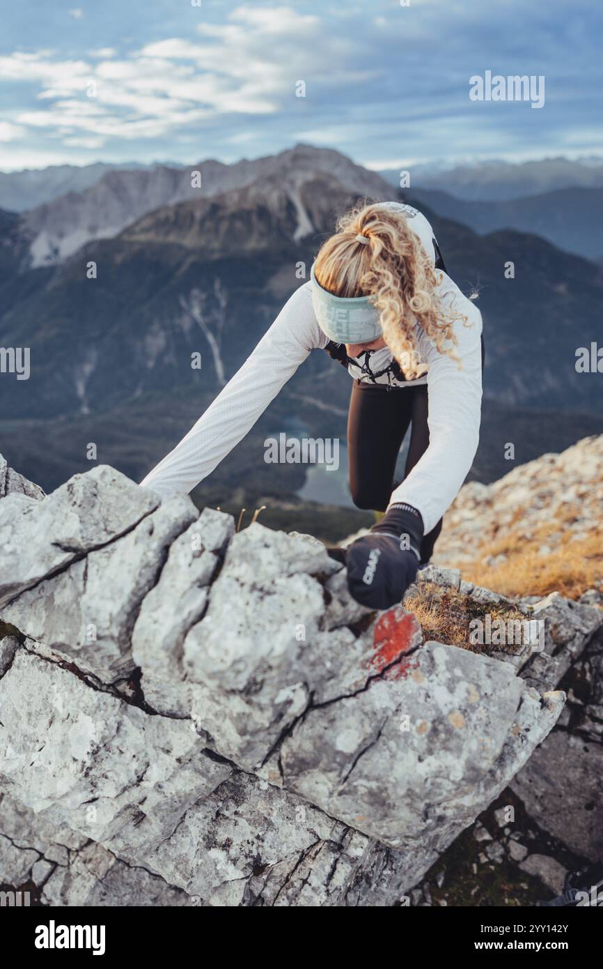 Trailrunning auf dem Grubigstein in der Tiroler Zugspitzarena in Tirol in den Alpen in Österreich Stockfoto