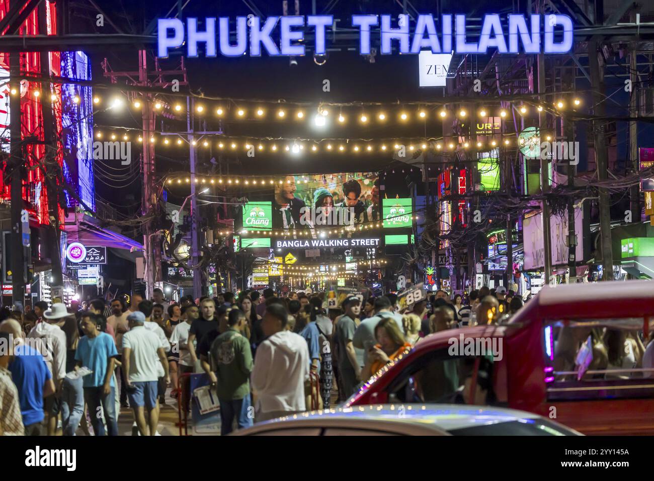 Abends gibt es viele Leute in der Bangla Street. Nachtleben auf der Bangla Walking Street mit Go-Go-Bars, Clubs, Cannabisbars und extremer Lautstärke. Paton Stockfoto