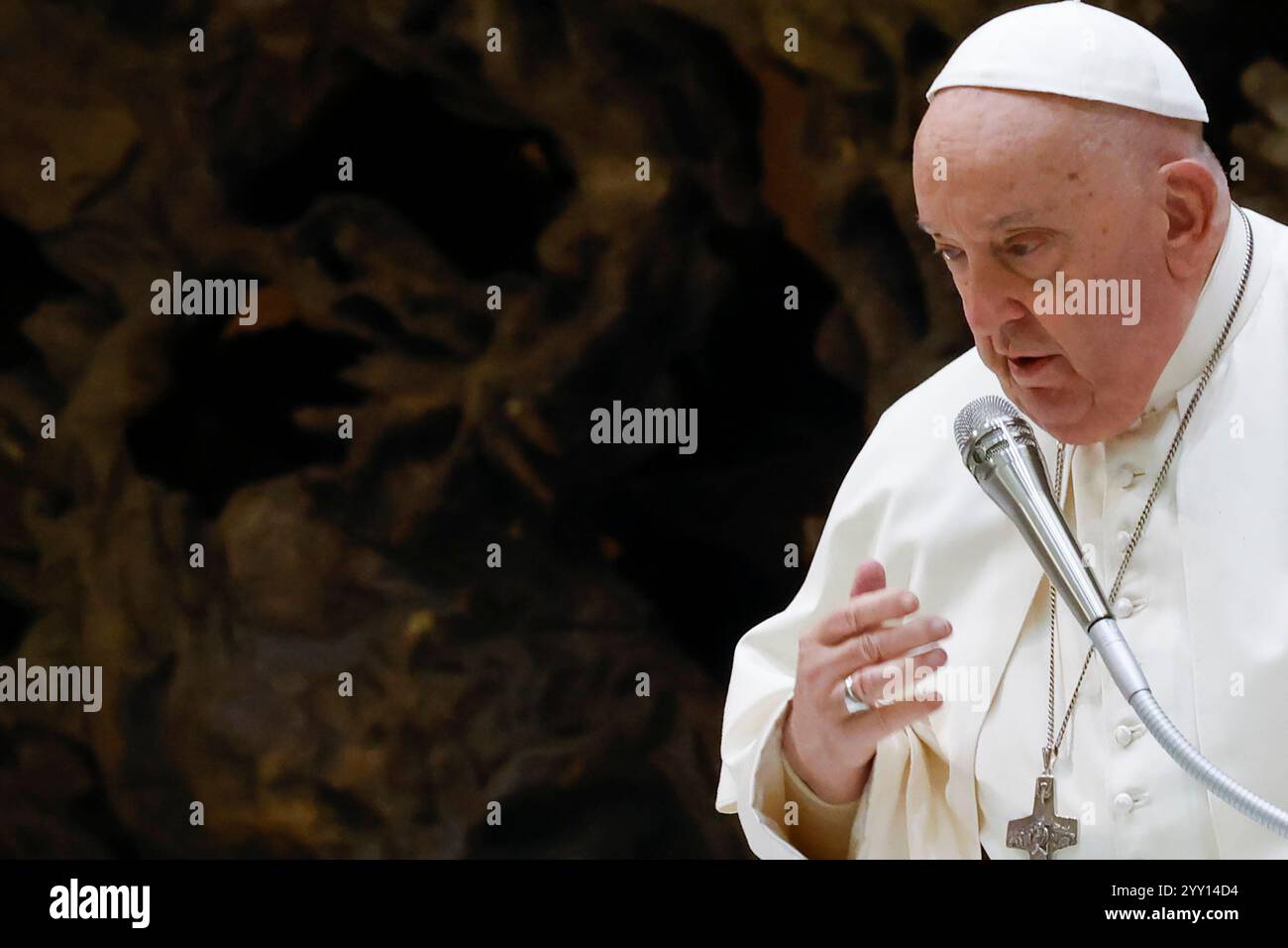 Vatikanstadt, Vatikanstadt. Dezember 2024. Vatikan, 18. Dezember 2024. Papst Franziskus besucht seine wöchentliche Generalaudienz im Saal Paul VI. Quelle: Riccardo De Luca - Update Images/Alamy Live News Stockfoto