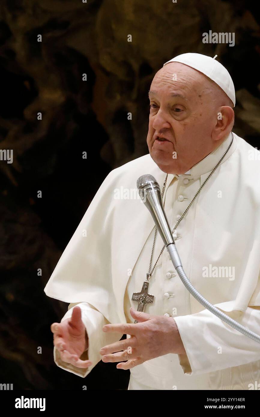 Vatikanstadt, Vatikanstadt. Dezember 2024. Vatikan, 18. Dezember 2024. Papst Franziskus besucht seine wöchentliche Generalaudienz im Saal Paul VI. Quelle: Riccardo De Luca - Update Images/Alamy Live News Stockfoto