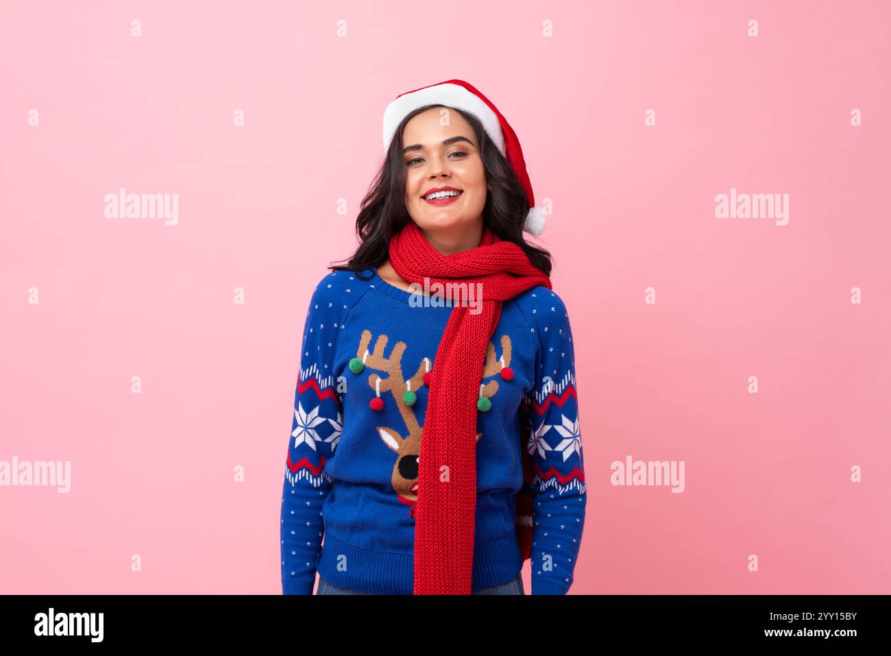 Schöne kaukasische Frau trägt hässlichen Weihnachtspullover und lächelt im Studio rosa Farbe isolierten Hintergrund Stockfoto