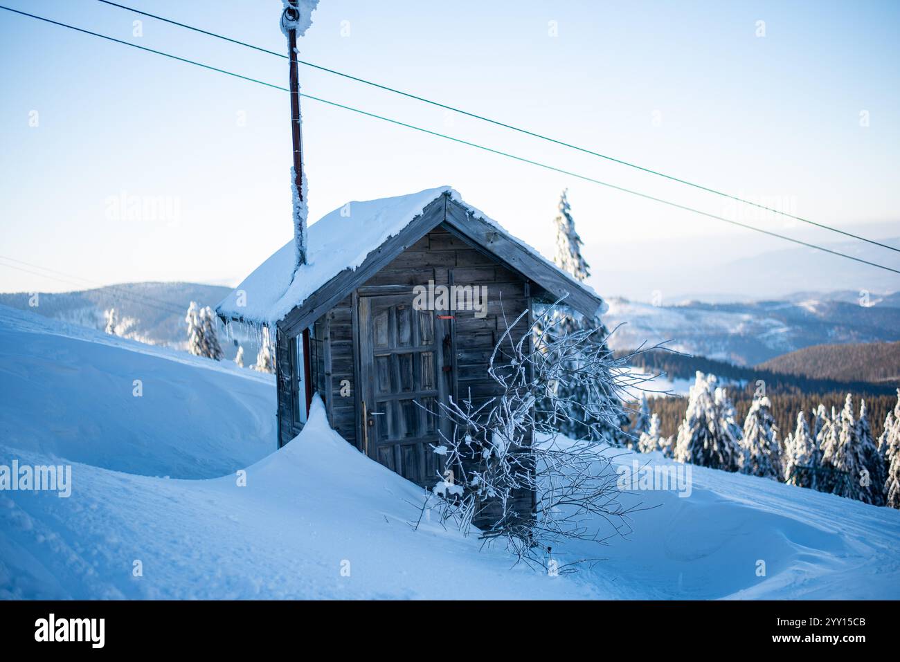 Schneebedeckte Hütte in den Bergen von Pilsko, Slowakei, umgeben von einem Winterwunderland. Stockfoto