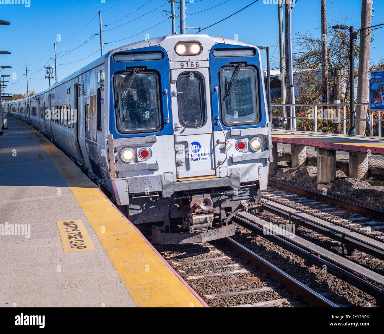 Island Park, New York, USA – 25. Oktober 2024: Ein Zug der Long Island Railroad fährt auf dem Weg nach Manhattan in Island Park, New York. Stockfoto