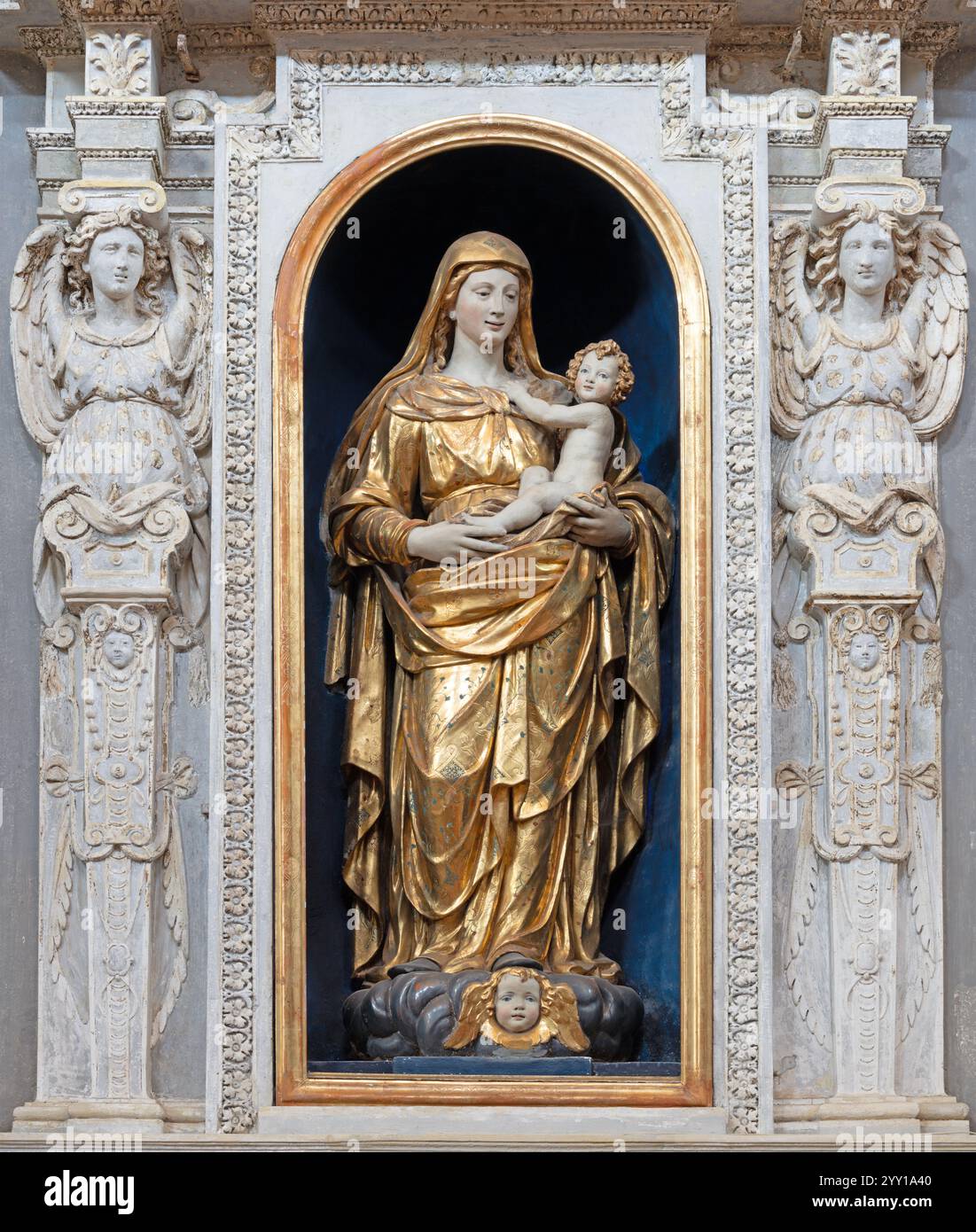 PAVIA, ITALIEN - 9. SEPTEMBER 2024: Die geschnitzte polychrome Statue der Madonna in der Kirche Chiesa di San Luca aus dem 16. Jahrhundert. Cent. Stockfoto