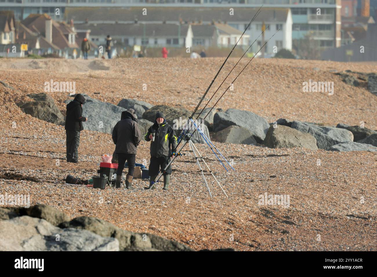 Seefischen vor dem Pier mit Ruten Rollen Gewichte Leinen und Tackle mit Köder, die ins Meer auswerfen und auf einen sagenhaften Biss warten Stockfoto