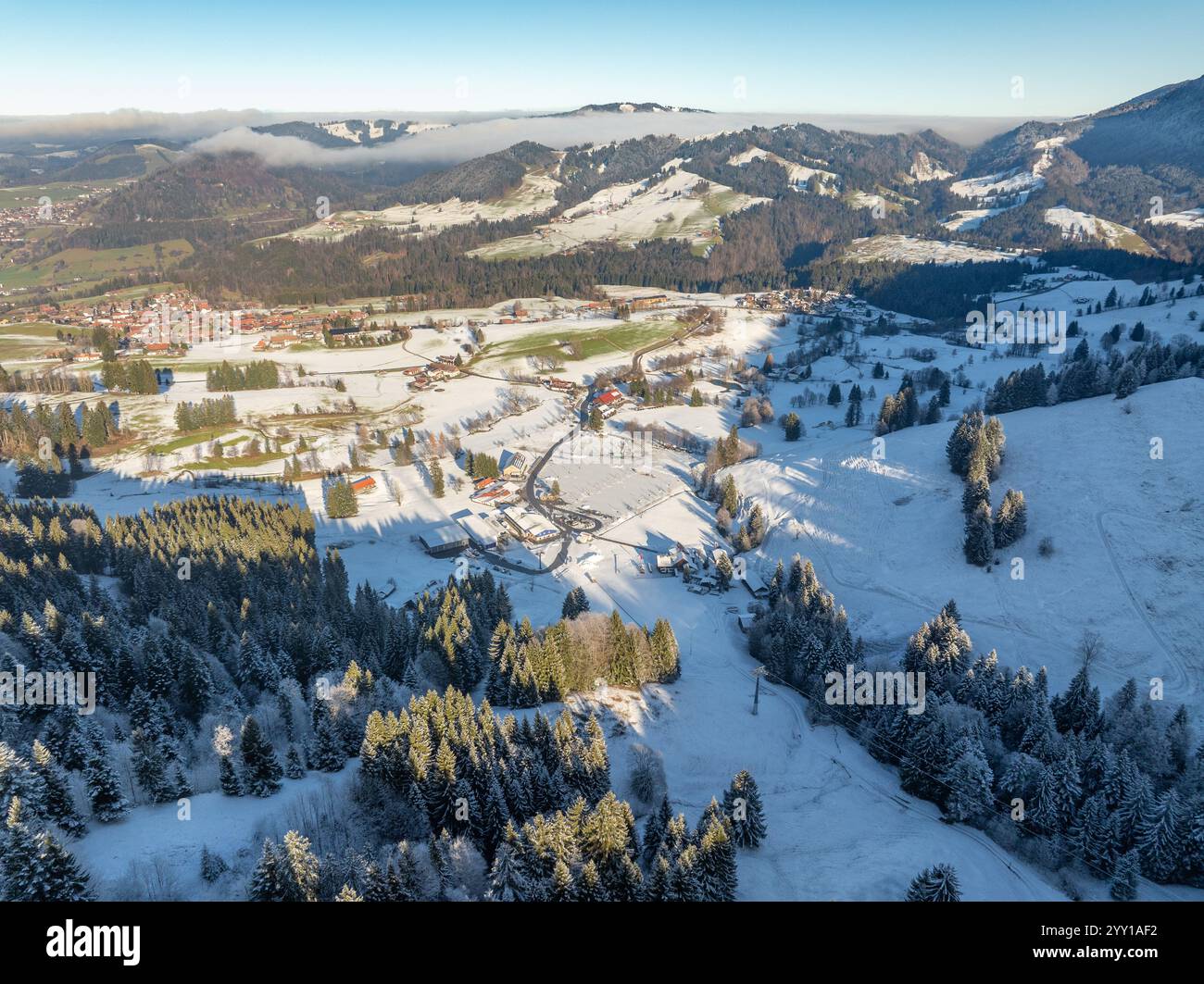 Winterliches Panorama Luftbild der schneebedeckten Alpenlandschaft mit dem Dorf Oberstaufen-Steibis, Allgäuer Alpen, Bayern, Deutschland Stockfoto