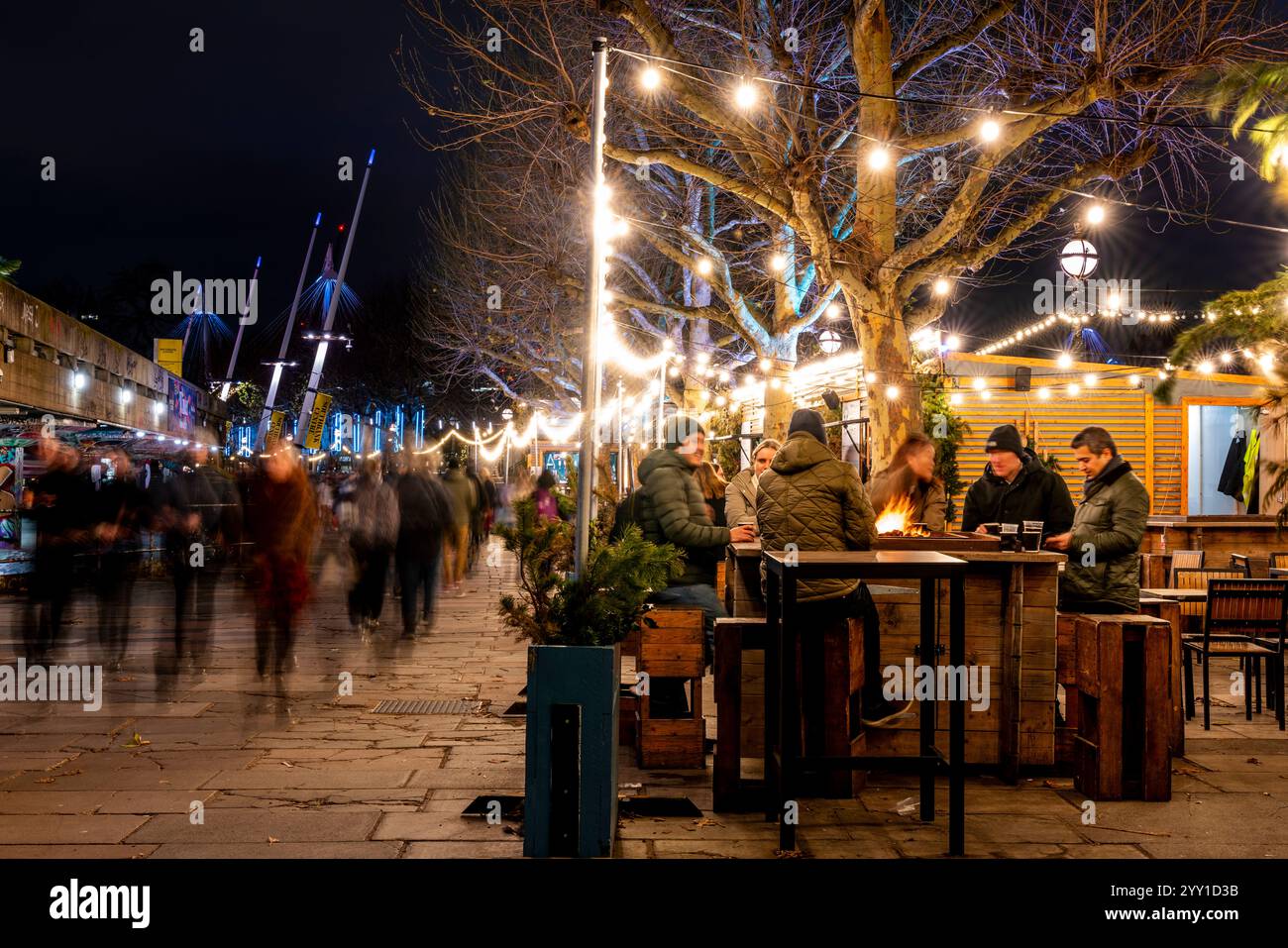 Besucher besuchen den jährlichen Weihnachtsmarkt in Southbank in London, Großbritannien. Stockfoto