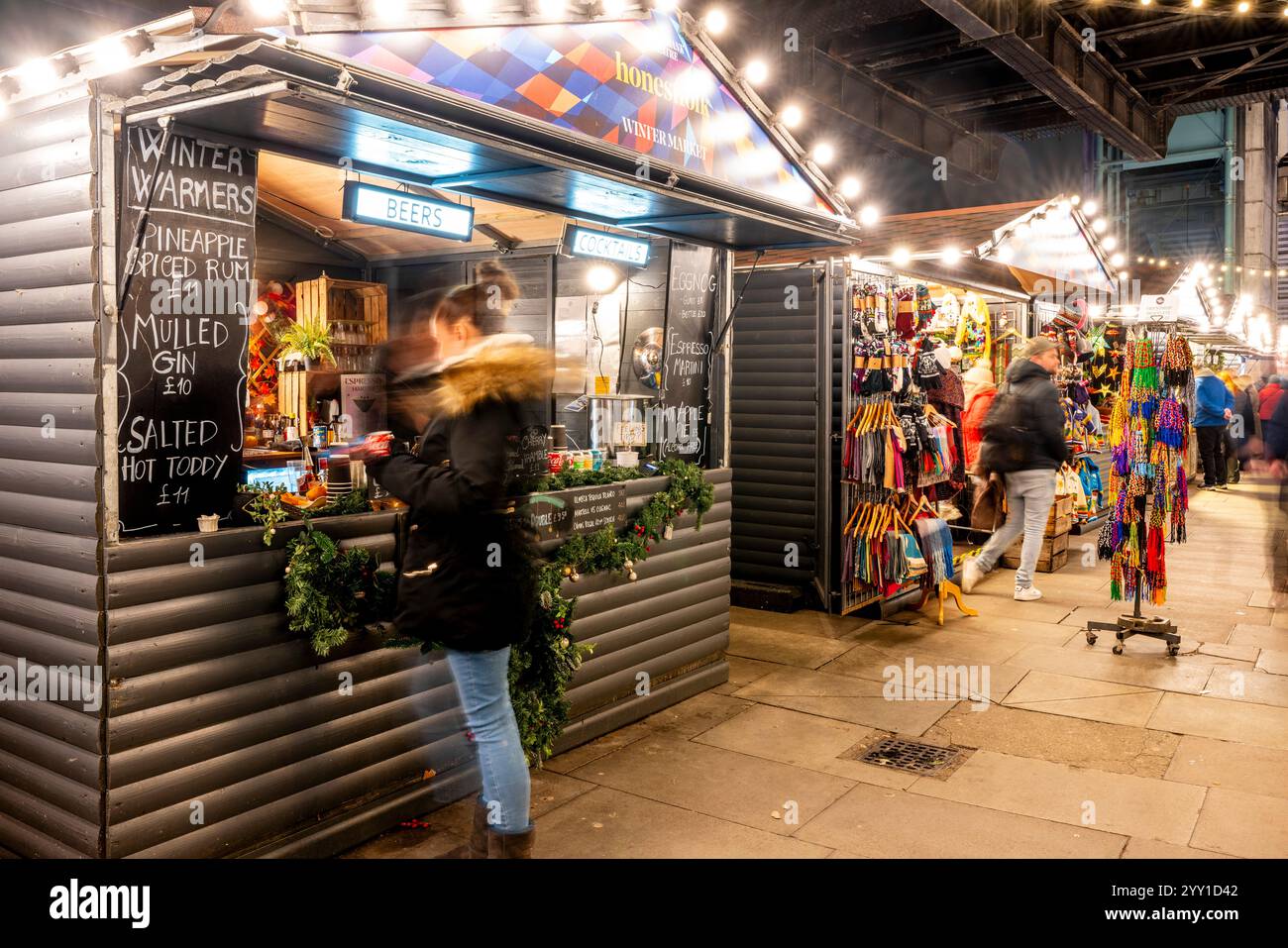 Besucher besuchen den jährlichen Weihnachtsmarkt in Southbank in London, Großbritannien. Stockfoto