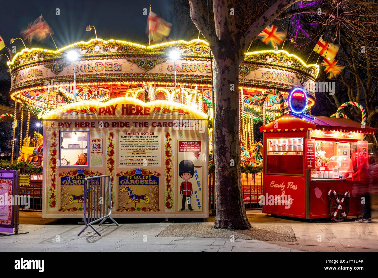 Ein Karussell auf dem Annual Southbank Christmas Market, London, Großbritannien. Stockfoto
