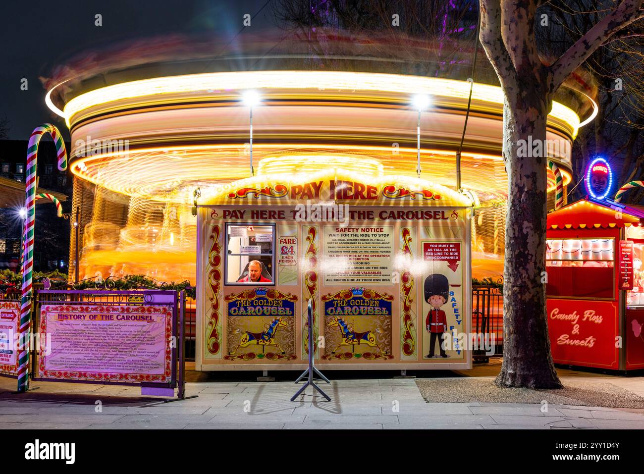Ein Karussell auf dem Annual Southbank Christmas Market, London, Großbritannien. Stockfoto