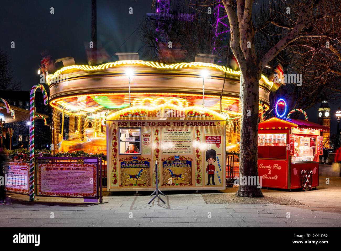 Ein Karussell auf dem Annual Southbank Christmas Market, London, Großbritannien. Stockfoto