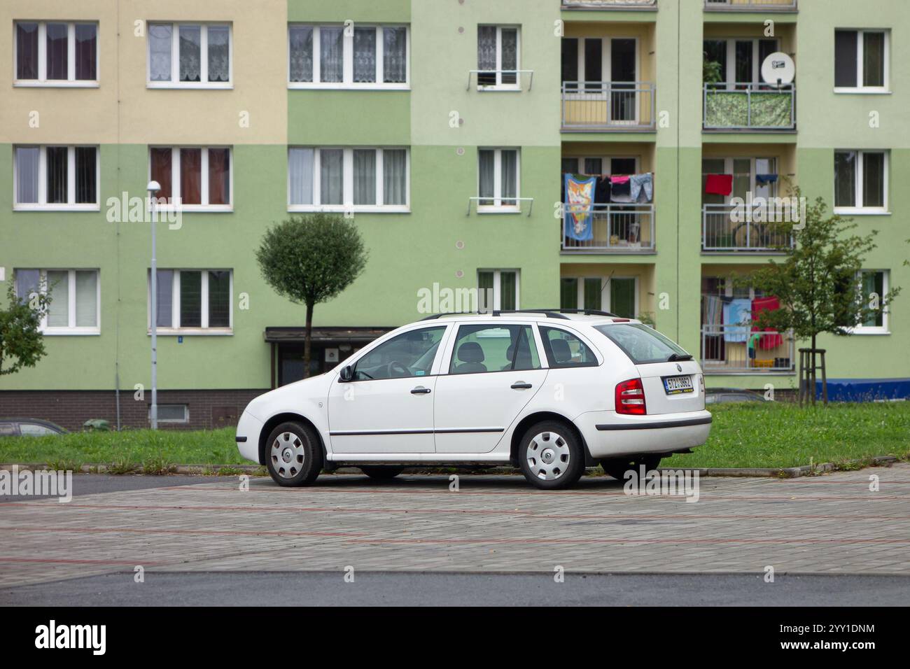 HAVIROV, TSCHECHISCHE REPUBLIK - 28. JULI 2016: Der tschechische Skoda Fabia Kombi parkt auf der Straße Stockfoto