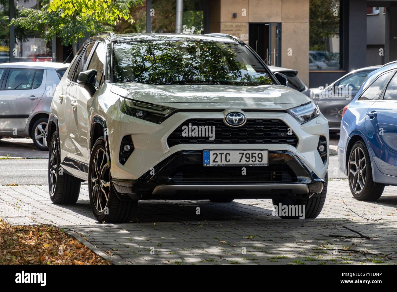 OSTRAVA, TSCHECHIEN - 3. MÄRZ 2024: Weißer Toyota RAV4-SUV parkt auf der Straße Stockfoto