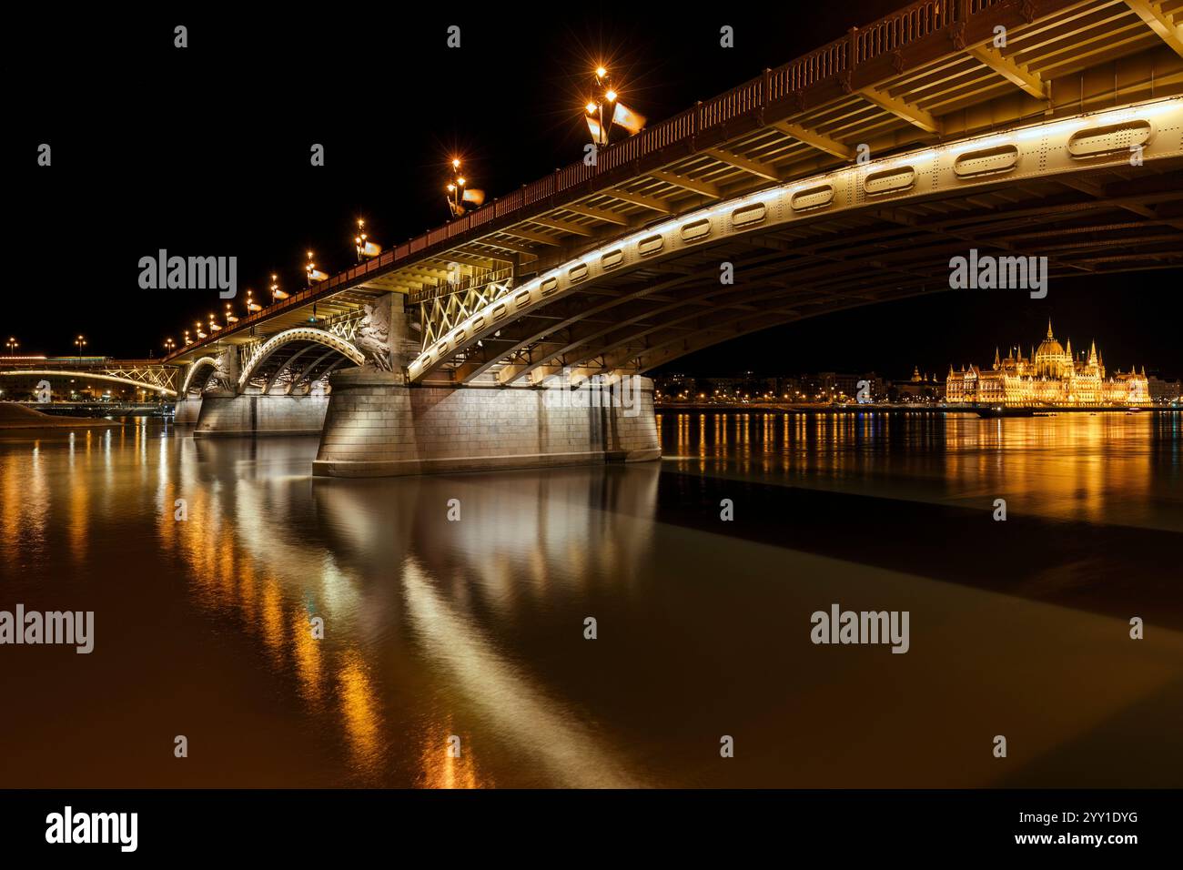 Nachtblick auf Budapester Parlamentsgebäude und Margaretenbrücke. Budapest bei Nacht. Margaret Bridge beleuchtet. Stockfoto