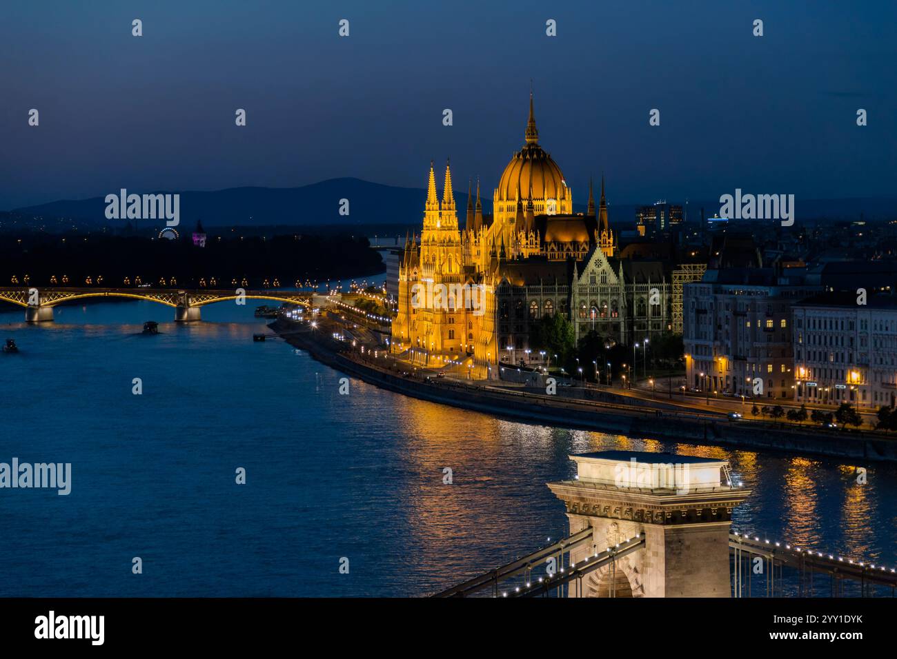 Nachtblick auf Budapester Parlamentsgebäude, Margaretenbrücke und Kettenbrücke beleuchtet. Budapest bei Nacht. Margaret und Kettenbrücke beleuchtet. Stockfoto