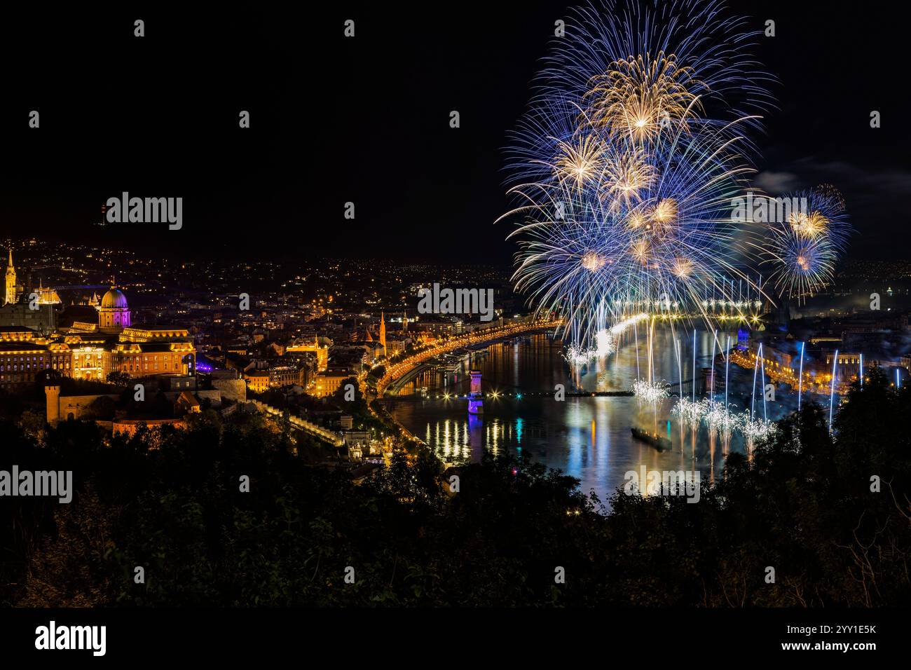 Budapest Feuerwerk Show am 20. August. Am Stephansstag. Aufnahme des Feuerwerks bei Nacht in Budapest mit dem Parlament und dem Palast beleuchtet Stockfoto