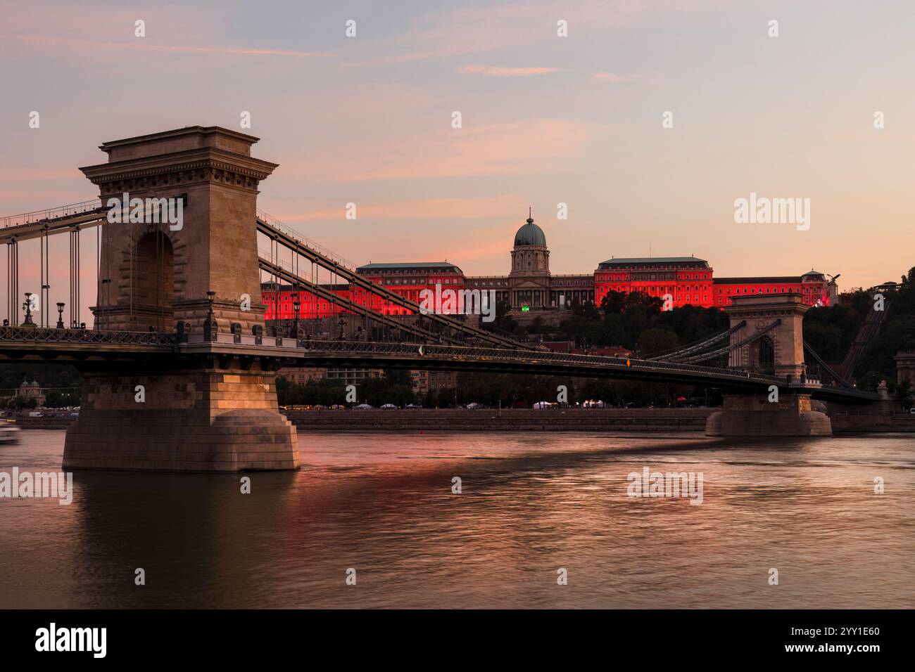 Kettenbrücke und Schloss Buda bei Nacht beleuchtet. Burgberg. Budai Var. Lichtershow in Budapest, Ungarn. Stockfoto