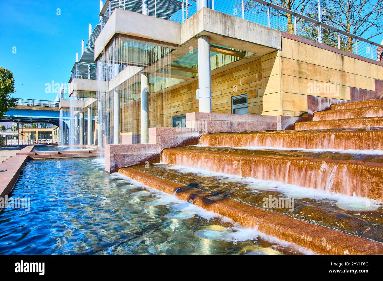 Städtischer Wasserfall im cincinnati Park Low Angle Perspective Stockfoto