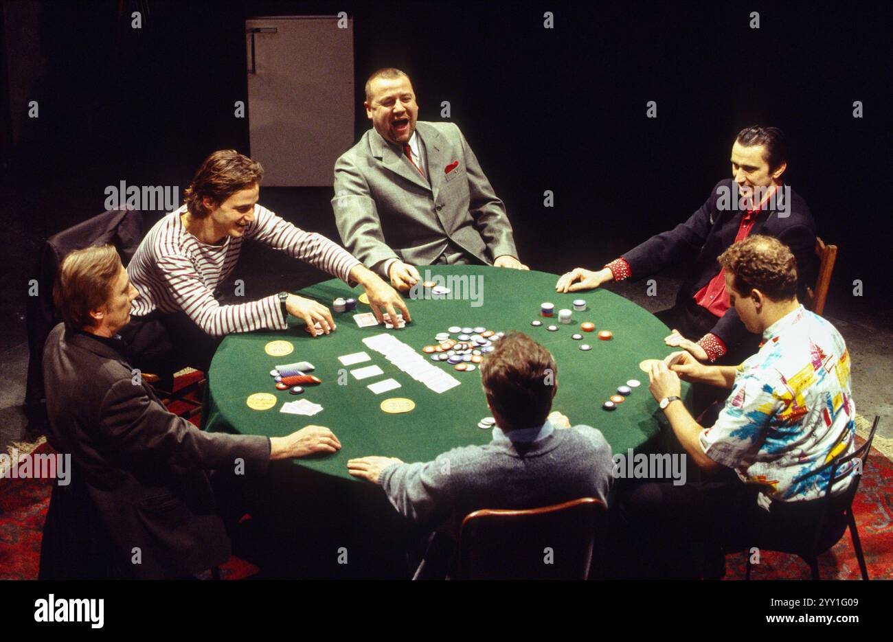 Im Uhrzeigersinn von vorne links: Tom Georgeson (Ash), David Bark Jones (Carl), Ray Winstone (Sweeney), Phil Daniels (Frankie), Nigel Lindsay (Mugsy), Nicholas Day (Stephen - zurück zur Kamera) in der HÄNDLERAUSWAHL von Patrick Marber im Cottesloe Theatre, National Theatre (NT), London SE1 09/02/1995 Design: Bunny Christie Beleuchtung: Neil Austin Regisseur: Patrick Marber Stockfoto