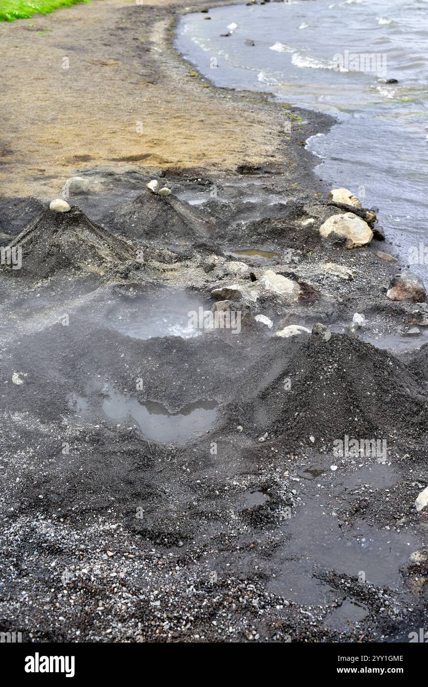 Heiße Quelle (geothermische Energie) am Ufer des Laugarvatn-Sees. Brot mit Erdwärme backen. Island. Stockfoto