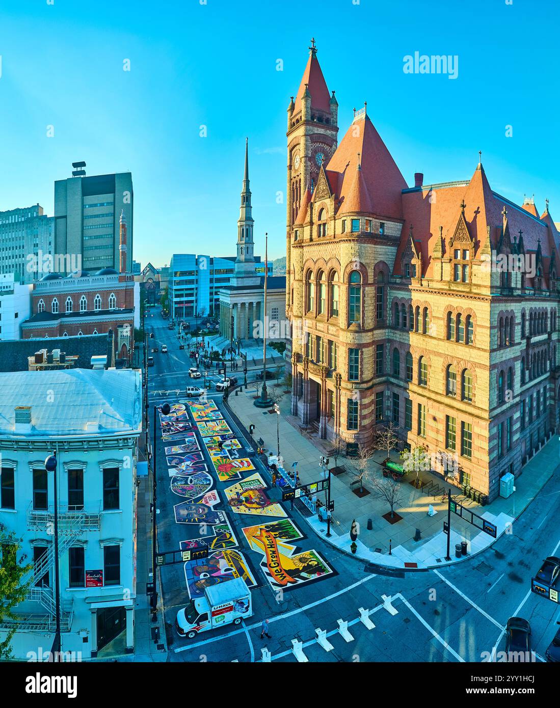 Aerial Panorama Black Lives Matter Wandmalereien und Rathaus in der Innenstadt von Cincinnati Stockfoto