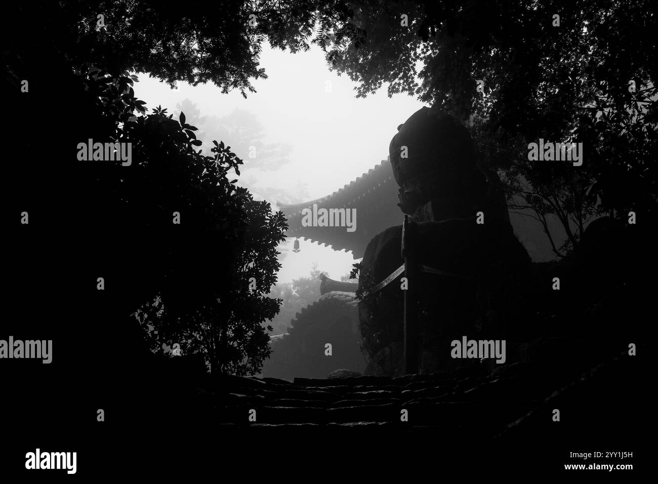 Atemberaubendes Schwarz-weiß-Bild des japanischen Tempels in den Wolken, Nebel und Nebel, schöne ruhige Atmosphäre Stockfoto