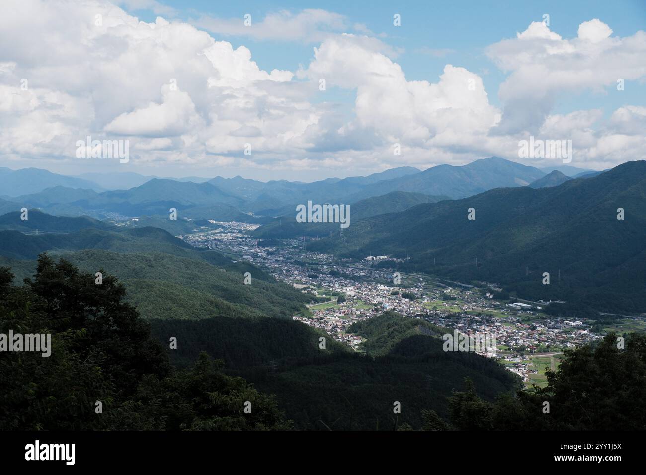 Atemberaubende japanische Natur mit üppigem Grün, Nebelbergen und Wolken, wunderschöne ruhige Landschaft, ruhige Landschaft, ruhige Landschaft Stockfoto
