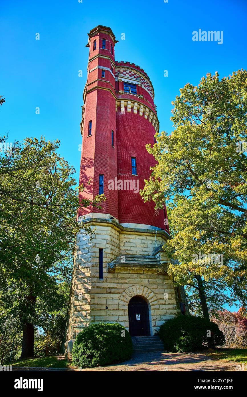 Historischer Red Brick Water Tower im üppigen Park mit Blick auf den niedrigen Winkel Stockfoto