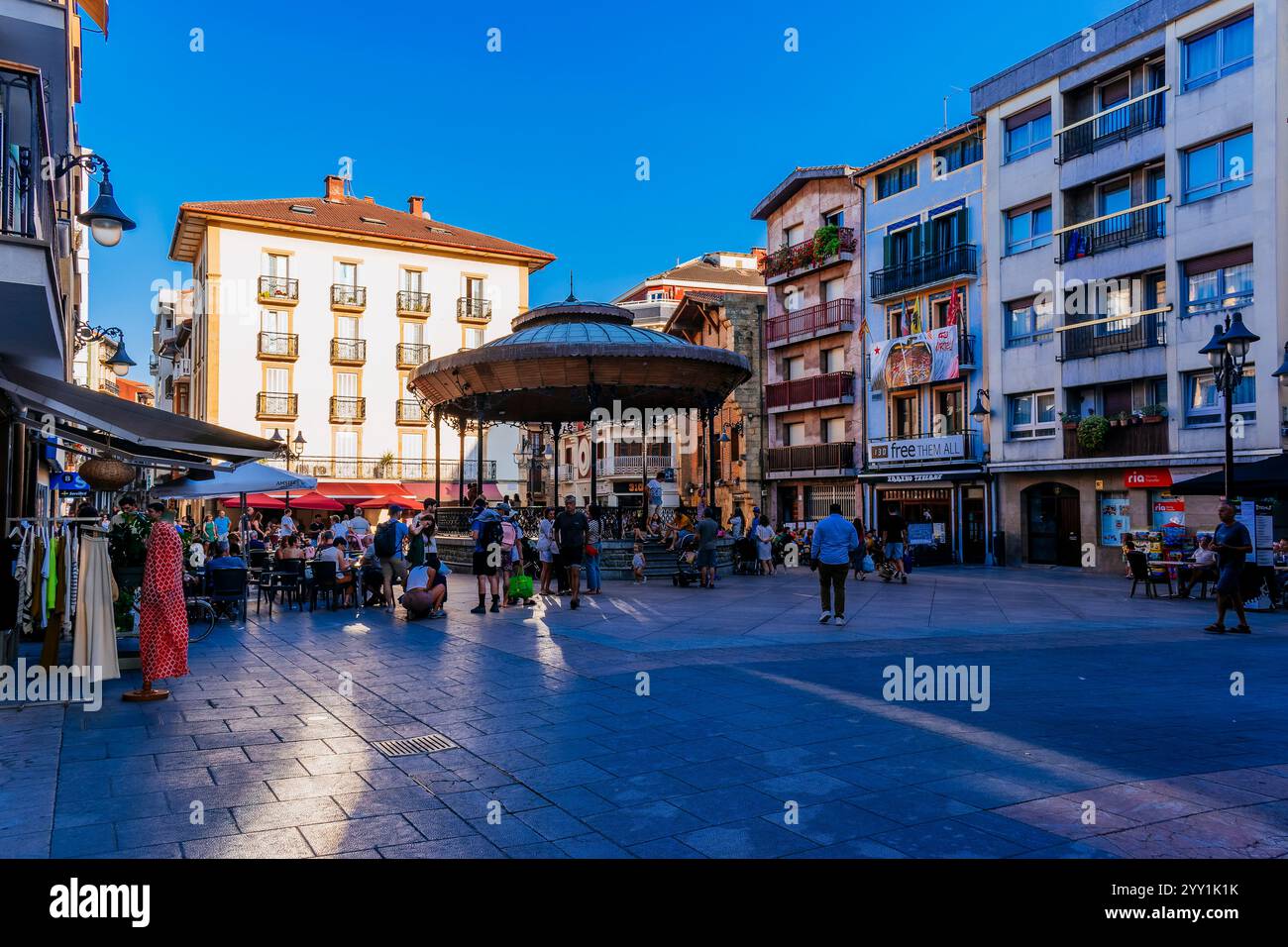 Plaza de España, heute Musika Plaza genannt, bei Sonnenuntergang. Zarautz, Gipuzkoa, Baskenland, Spanien, Europa Stockfoto