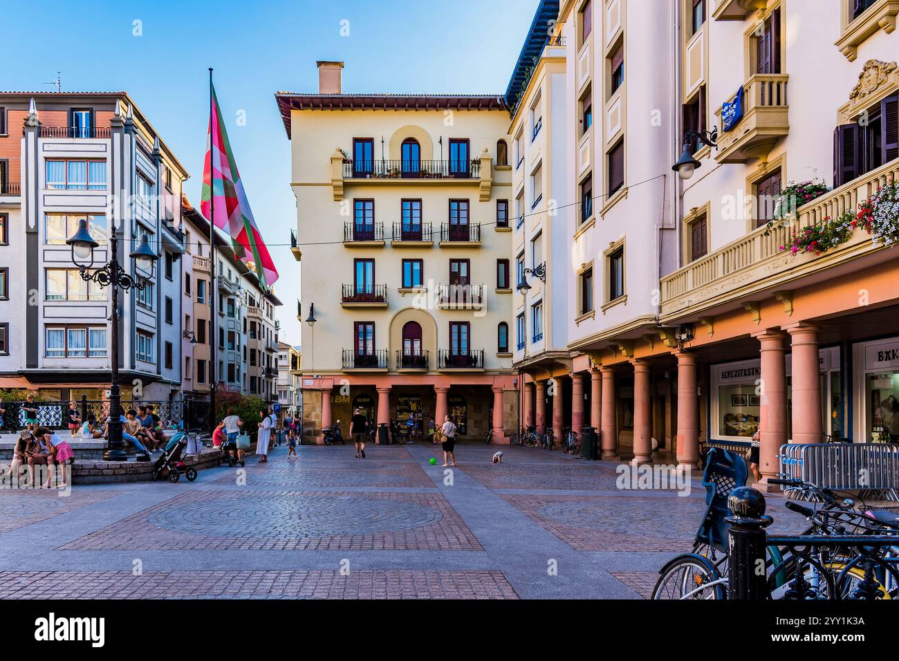 Riesige Ikurriña, offizielle Flagge des Baskenlandes, auf dem Platz der Lege Zaharren Enparantza - Alte Gesetze Platz. Zarautz, Gipuzkoa, Baskenland, Spanien Stockfoto