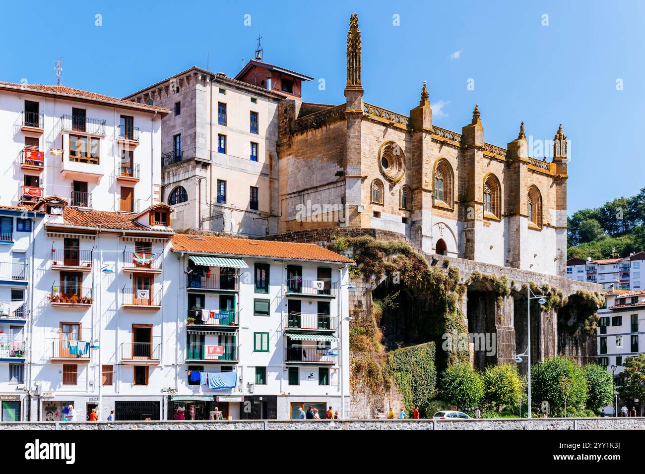 Urbane Landschaft der Stadt Ondarroa, die die Kirche Santa Maria oder die Geburt hervorhebt. Ondarroa, Biskaya, Baskenland, Spanien, Europa Stockfoto